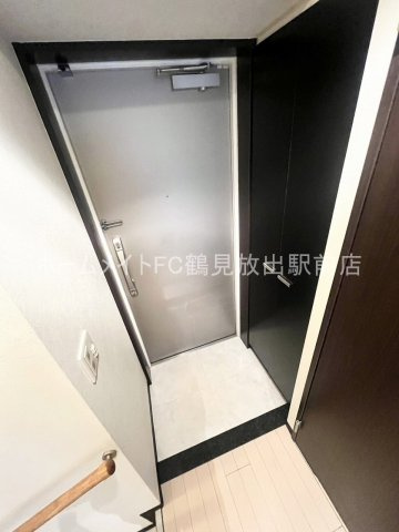 大阪市鶴見区鶴見５丁目の賃貸マンションの玄関
