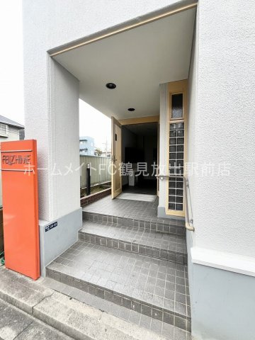 東大阪市稲田上町１丁目の賃貸マンションのエントランス