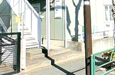 リバーヒルズのエントランス|建物入り口です。