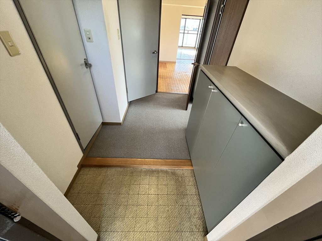 レヂオンス大里4階角３LDKの玄関