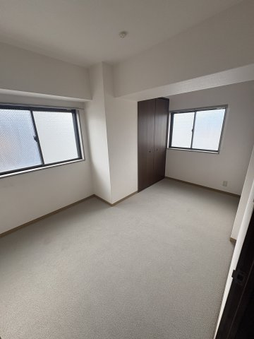 レヂオンス大里4階角３LDKの洋室