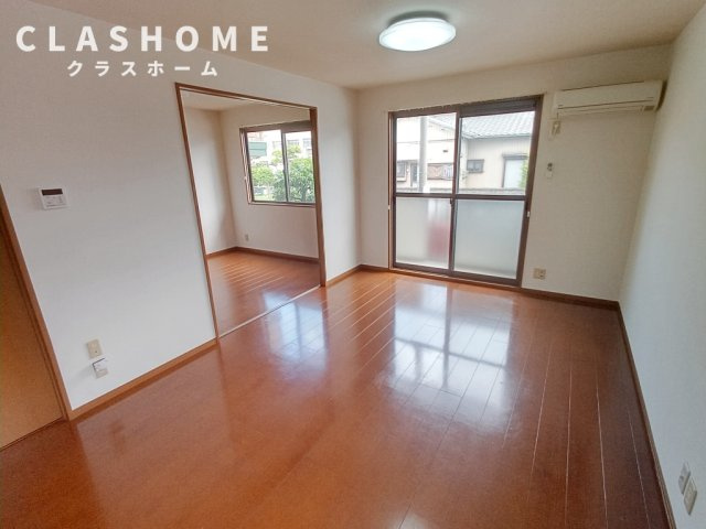 ネオフォレストFの居間・リビング|同物件の別部屋になります。