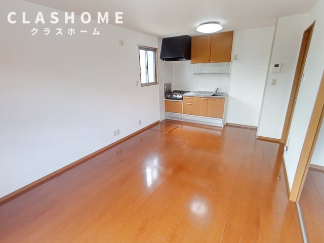 ネオフォレストFの居間・リビング|同物件の別部屋になります。