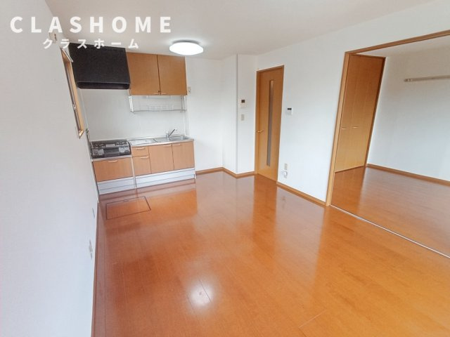 ネオフォレストFの居間・リビング|同物件の別部屋になります。