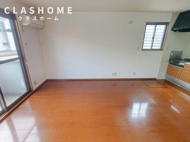 ネオフォレストFの居間・リビング|同物件の別部屋になります。