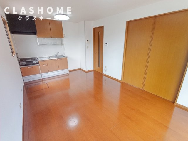 ネオフォレストFの居間・リビング|同物件の別部屋になります。