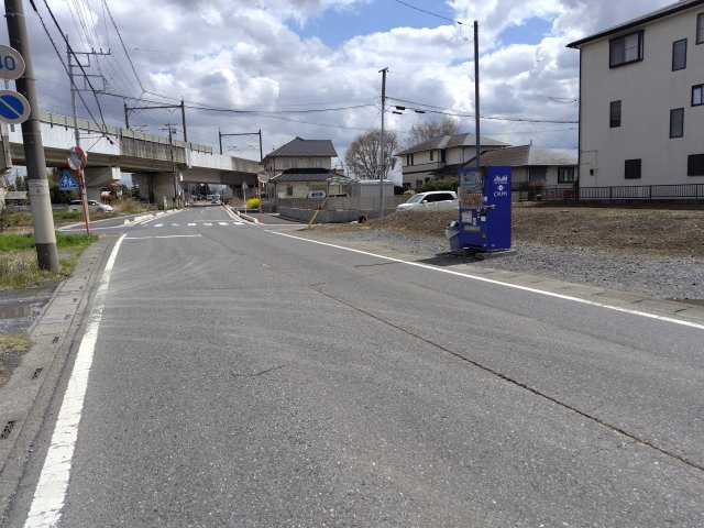 〈調整区域〉鴻巣駅36分。77坪で、12号の許可取得で建築可能な住宅用地。の前面道路含む現地写真