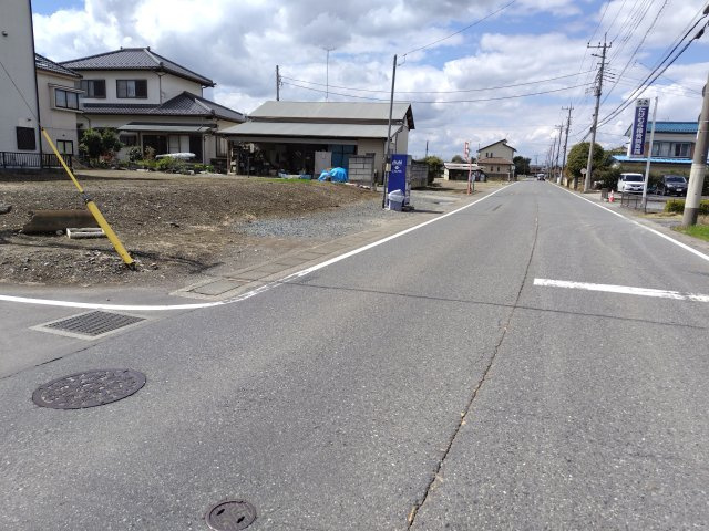 〈調整区域〉鴻巣駅36分。77坪で、12号の許可取得で建築可能な住宅用地。の前面道路含む現地写真