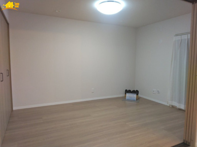 【洋室】 | ファミリエール古河 | 開口部からたっぷりの自然光が注ぎこむ洋室！日中は照明を点ける必要がなく、冬場は暖かいので電気代の節約にもなります♪