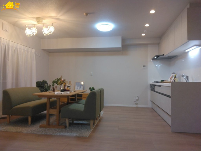 【居間・リビング】 | ファミリエール古河 | 一日の中で多くの時間を過すことになるリビングダイニングだからこそ、いつも穏やかな空間であることが必然。爽やかな通風と採光を存分に感じる事が出来る空間です。