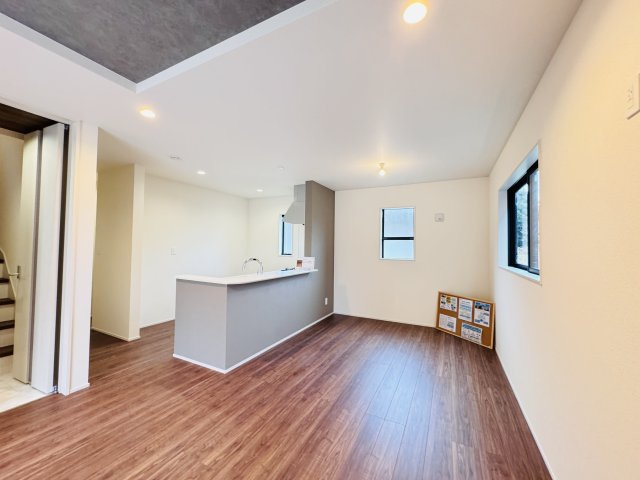 松戸市千駄堀新築戸建【寒風台小学校：10分】の居間・リビング|20帖リビングダイニングキッチン