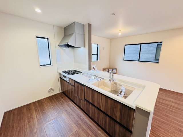 松戸市千駄堀新築戸建【寒風台小学校：10分】のキッチン|広々システムキッチン・お手入れしやすいハイマーブルシンク採用！