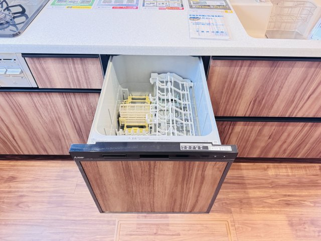 松戸市千駄堀新築戸建【寒風台小学校：10分】のキッチン|家事の手間をグッと省けるビルトイン食洗器