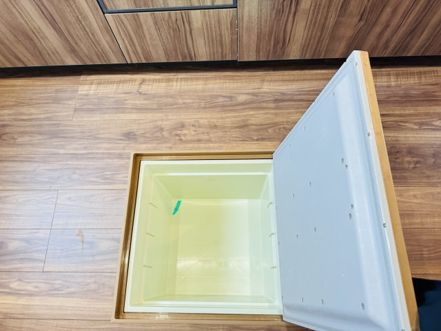 松戸市千駄堀新築戸建【寒風台小学校：10分】のキッチン|キッチン床下収納