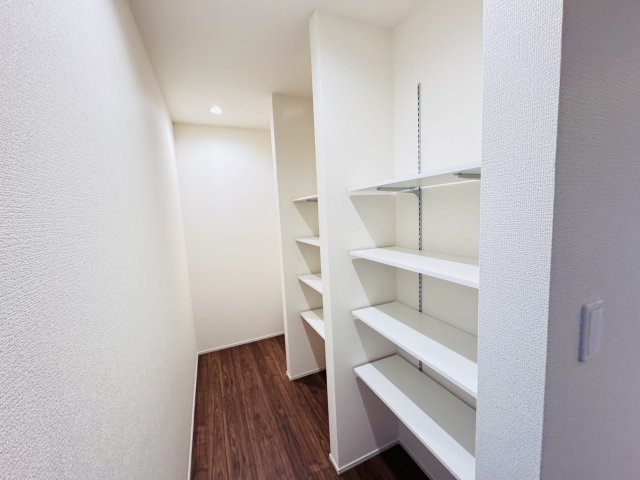 松戸市千駄堀新築戸建【寒風台小学校：10分】の収納|キッチン裏パントリースペース・可動棚