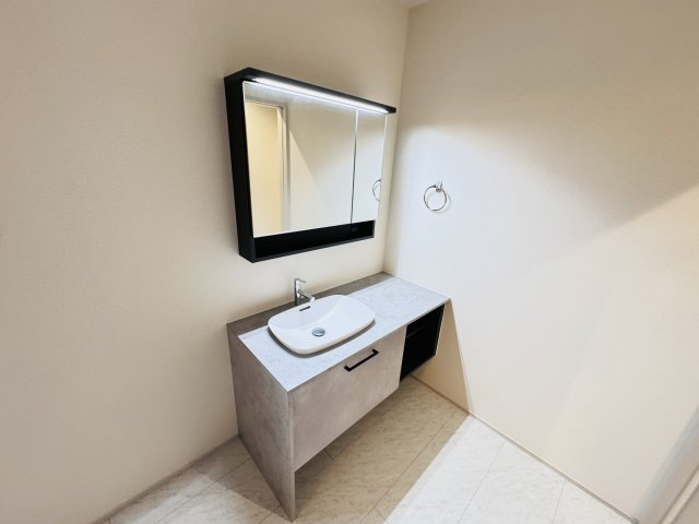 松戸市千駄堀新築戸建【寒風台小学校：10分】の独立洗面台|独立型三面鏡洗面化粧台