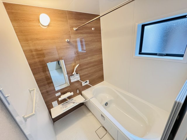 松戸市千駄堀新築戸建【寒風台小学校：10分】の浴室|手元で水流切り替えシャワーヘッド・足を伸ばせる広々浴槽で毎日リラックス♪