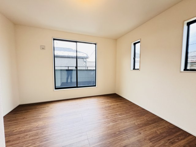 松戸市千駄堀新築戸建【寒風台小学校：10分】の寝室|7.75帖寝室