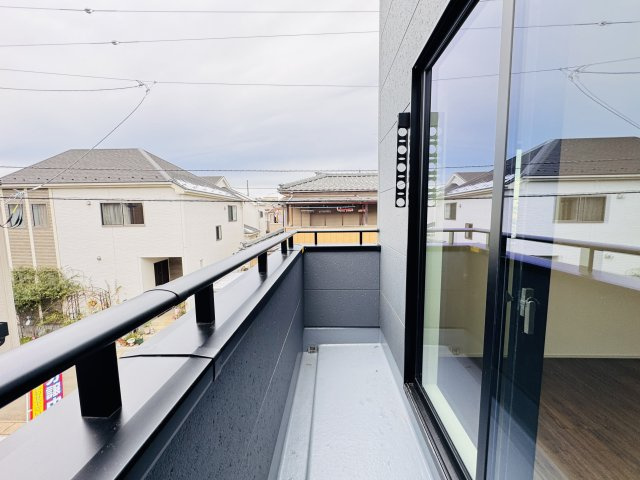 松戸市千駄堀新築戸建【寒風台小学校：10分】のバルコニー|寝室前南西向きバルコニー