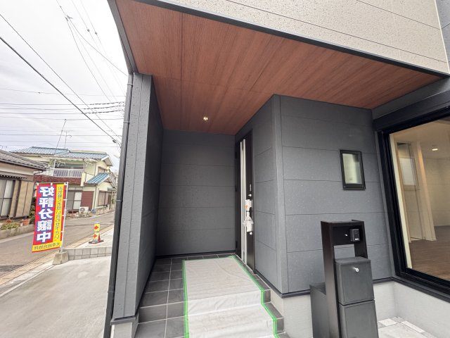 松戸市千駄堀新築戸建【寒風台小学校：10分】のエントランス|エントランス・玄関ポーチ