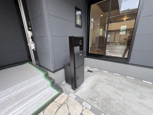 松戸市千駄堀新築戸建【寒風台小学校：10分】の防犯設備|インターホン・宅配ボックス完備