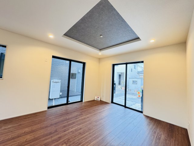 松戸市千駄堀新築戸建【寒風台小学校：10分】の居間・リビング|20帖リビングダイニングキッチン・折り上げ天井
