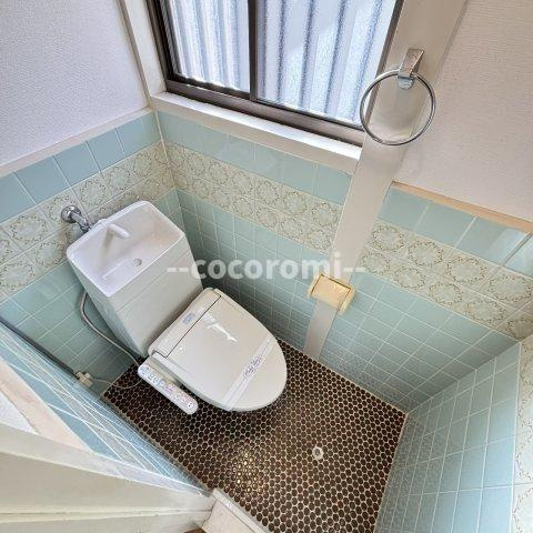 伊加賀栄町貸家のトイレ