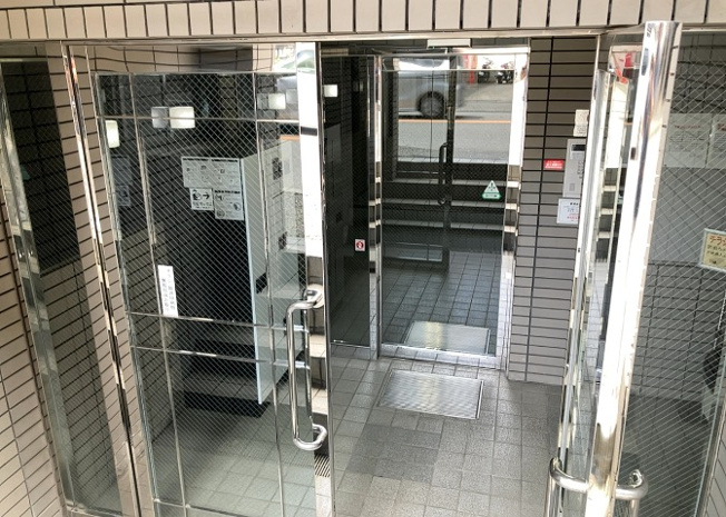 【エントランス】 | ワコーレ町田 | マンションのエントランスには、もともと風よけや防犯の役割がありますが、マンションによって宅配ボックスなどの設備が備わっている所もあります。日々の生活をイメージしながら生活しやすさをチェックしましょう。