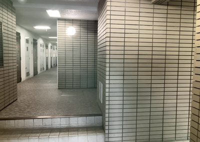 【ロビー】 | ワコーレ町田 | ラウンジは、マンションの共用スペースに椅子やテーブルなどを配置した利用者が寛げる空間です。屋内型ラウンジと屋外型ラウンジがあります。共用部分の管理状況と合わせて、詳細については現地でご確認ください。
