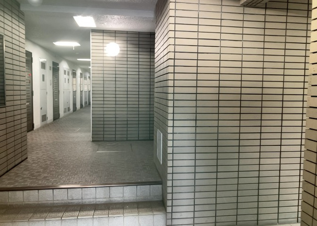 【ロビー】 | ワコーレ町田 | ラウンジは、マンションの共用スペースに椅子やテーブルなどを配置した利用者が寛げる空間です。屋内型ラウンジと屋外型ラウンジがあります。共用部分の管理状況と合わせて、詳細については現地でご確認ください。