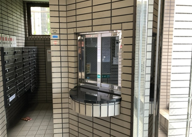 【受付】 | ワコーレ町田 | 受付はマンションコンシェルジュがいる場合もあれば、管理人が滞在する小部屋を総称して呼ぶことがあります。主にエントランスに設置されていることから、防犯面でも期待ができます。防犯設備がない場合はより安心！