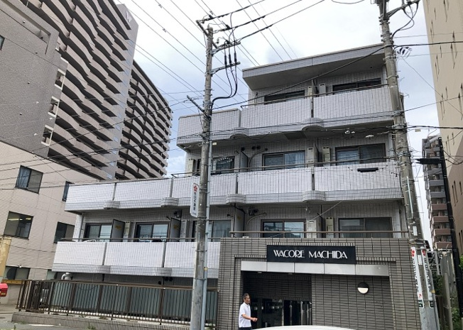【外観】 | ワコーレ町田 | 道幅が広い場所は日当たりや風通が良好です。幅が広いのですれ違いも可能ですし大きな車でも駐車可能！一方で、大型車が通ることも多くなるため交通量の増加により騒音に繋がります。また土地の値段が高くなります。