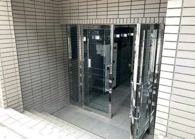 【玄関】 | ワコーレ町田 | 玄関は家の顔でもあり、家族以外の目にも止まる場所です。玄関は外との間を仕切る扉、靴などをしまっておく収納スペース、靴脱ぎのたたきスペース、来客とのやり取りをするドアホンなど複数のアイテムからなります。