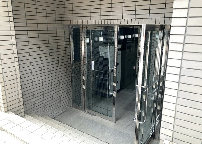 【玄関】 | ワコーレ町田 | 玄関は家の顔でもあり、家族以外の目にも止まる場所です。玄関は外との間を仕切る扉、靴などをしまっておく収納スペース、靴脱ぎのたたきスペース、来客とのやり取りをするドアホンなど複数のアイテムからなります。
