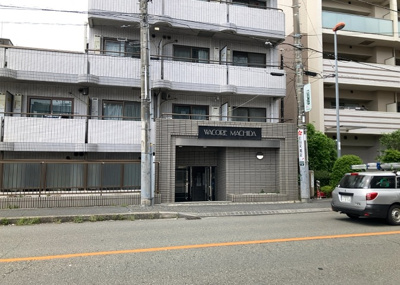 【外観】 | ワコーレ町田 | 外観はマンション管理がされているかの目安になります。築年数が古いと、壁面は劣化してひび割れが生じることも！建物が古びていても細かいところが修繕されていると、きちんと管理されているなぁと感じるでしょう。