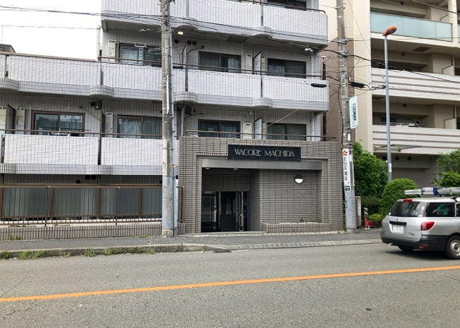 【外観】 | ワコーレ町田 | 外観はマンション管理がされているかの目安になります。築年数が古いと、壁面は劣化してひび割れが生じることも！建物が古びていても細かいところが修繕されていると、きちんと管理されているなぁと感じるでしょう。