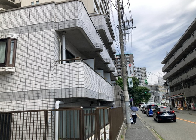 【バルコニー】 | ワコーレ町田 | 一般的なバルコニーは、奥行1.5ｍ程ですが、ワイルドバルコニーは2ｍまで広がっています。そのため洗濯物の間隔をあけ干すことができ、乾きやすいというメリットや、ガーデニングが楽しめる等の特徴があります。