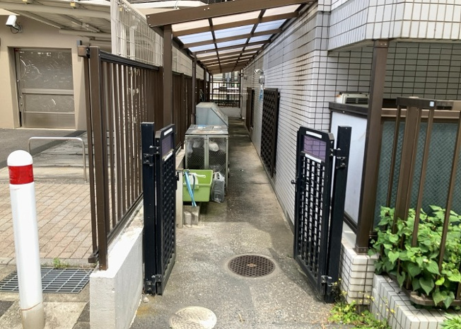 【駐車場】 | ワコーレ町田 | 車一台あたりに必要なスペースは、標準サイズの普通自動車で横幅2m50cm、長さ5mは必要になります。ただし、乗降のことも考慮して横幅3m30cm、長さ5m50cmほどは確保できるところを選びましょう。