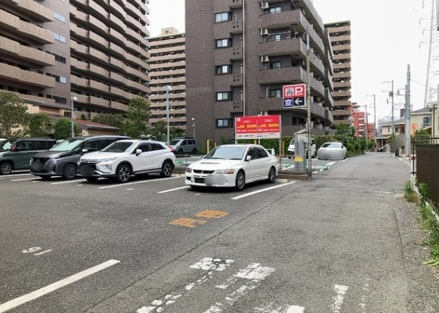 【駐車場】 | ワコーレ町田 | 駐車場と明記されていても、最小スペースでつくられた駐車場だと大型車は駐車できなかったり、出入りしにくくなったりする可能性があります。お車のサイズと購入したい物件の駐車場のサイズを現地で確認しましょう。