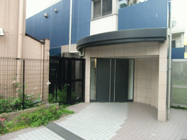 豊島区池袋本町２丁目の賃貸マンションのエントランス