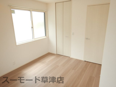 【寝室】 | EuphoriaⅡ | 広くて明るい寝室