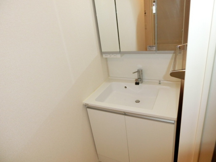 トレジャーズの独立洗面台|三面鏡付洗面化粧台