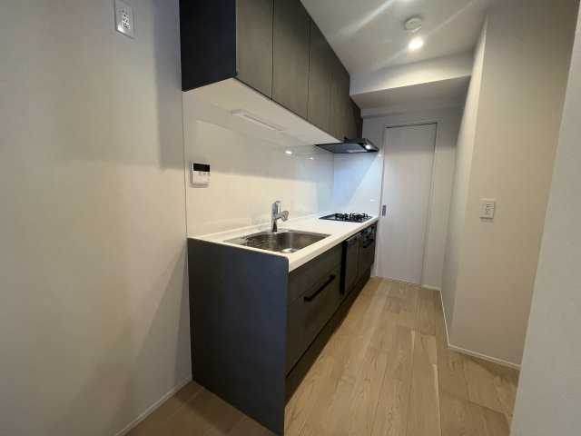 ヒルズ市が尾ブライトステージのキッチン|キッチン奥の扉からは洗面室、ランドリースペース、バスルームへとつながっています。