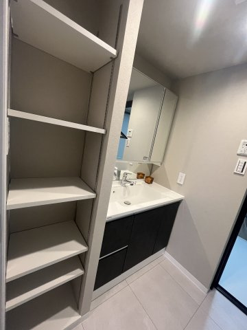 ヒルズ市が尾ブライトステージの洗面所|洗濯機の後ろにはリネン類がしまえる収納があります。