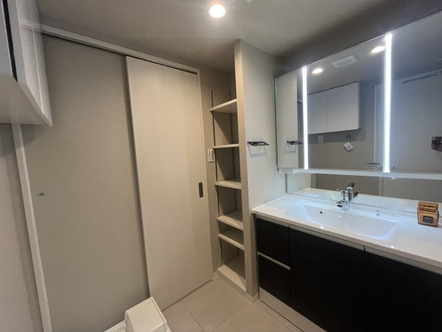 ヒルズ市が尾ブライトステージの独立洗面台|キッチンと隣り合わせなので家事動線が良好