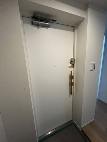 ヒルズ市が尾ブライトステージの玄関|白を基調とした玄関