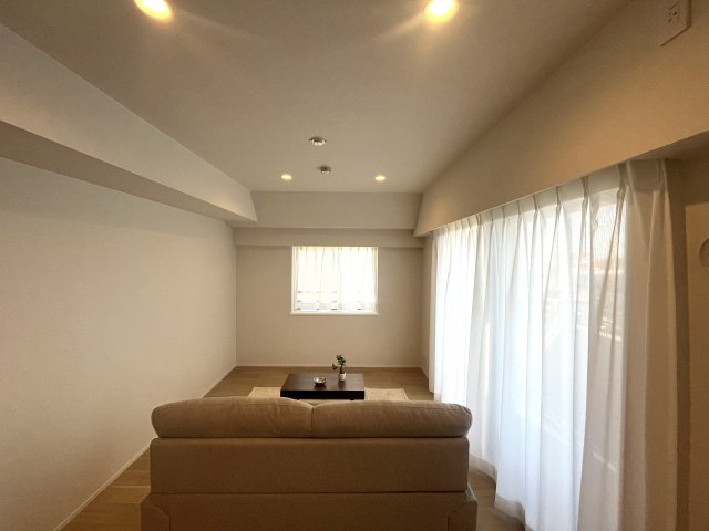 ヒルズ市が尾ブライトステージの居間・リビング|2面採光で明るいリビング。窓からは開放感のある眺望。