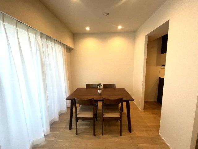 ヒルズ市が尾ブライトステージの内装|キッチン横には寛ぎのダイニングスペース。