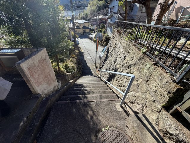熱海市　山手町の前面道路含む現地写真|接道道路より物件まで階段を上ります。