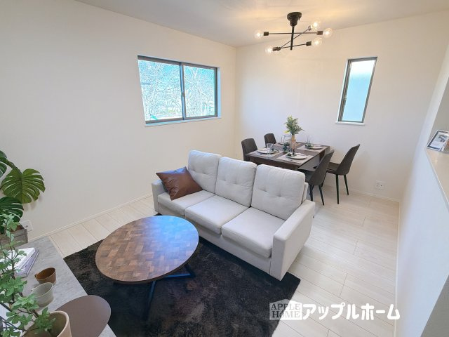 【新築住宅】さいたま市北区宮原町の居間・リビング|窓から差し込む光で家族を温かく包み込みます。明るいリビングで子育てする喜びを☆いつでも見学可能です！